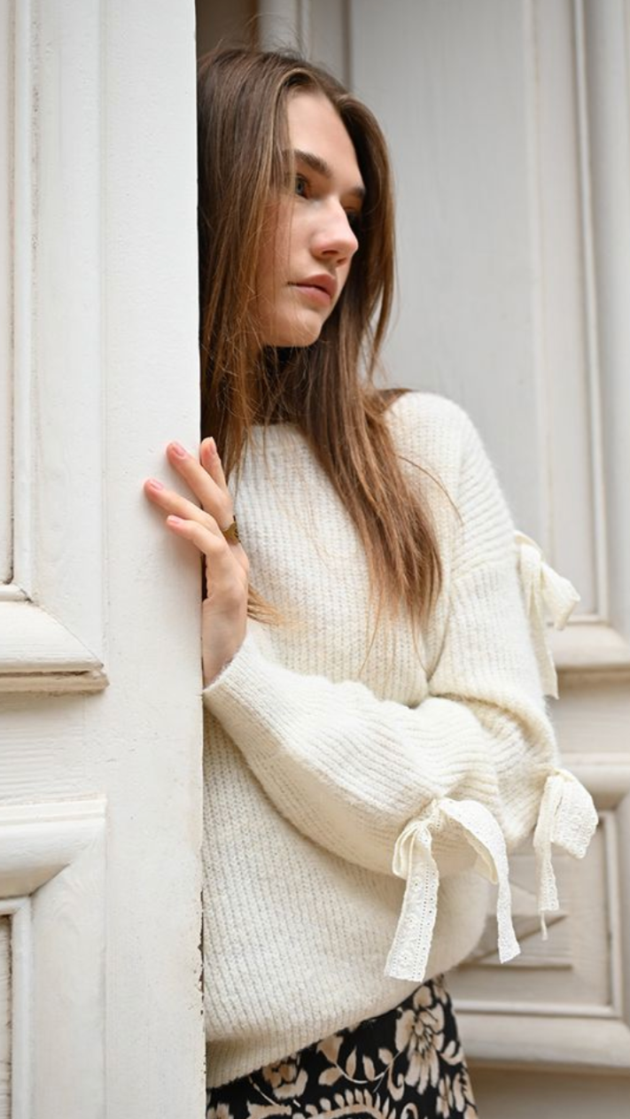 FREYA BOW SWEATER